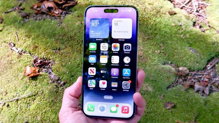 Samsung Display là đối tác lớn nhất cung ứng tấm nền màn hình LTPO OLED trên iPhone. Ảnh: Tom's Guide.