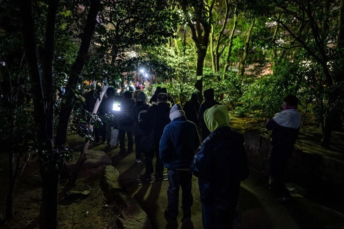 Người dân Nhật Bản xếp hàng chờ phát đồ ăn ở Tokyo vào đầu năm ngoái. Ảnh: AFP