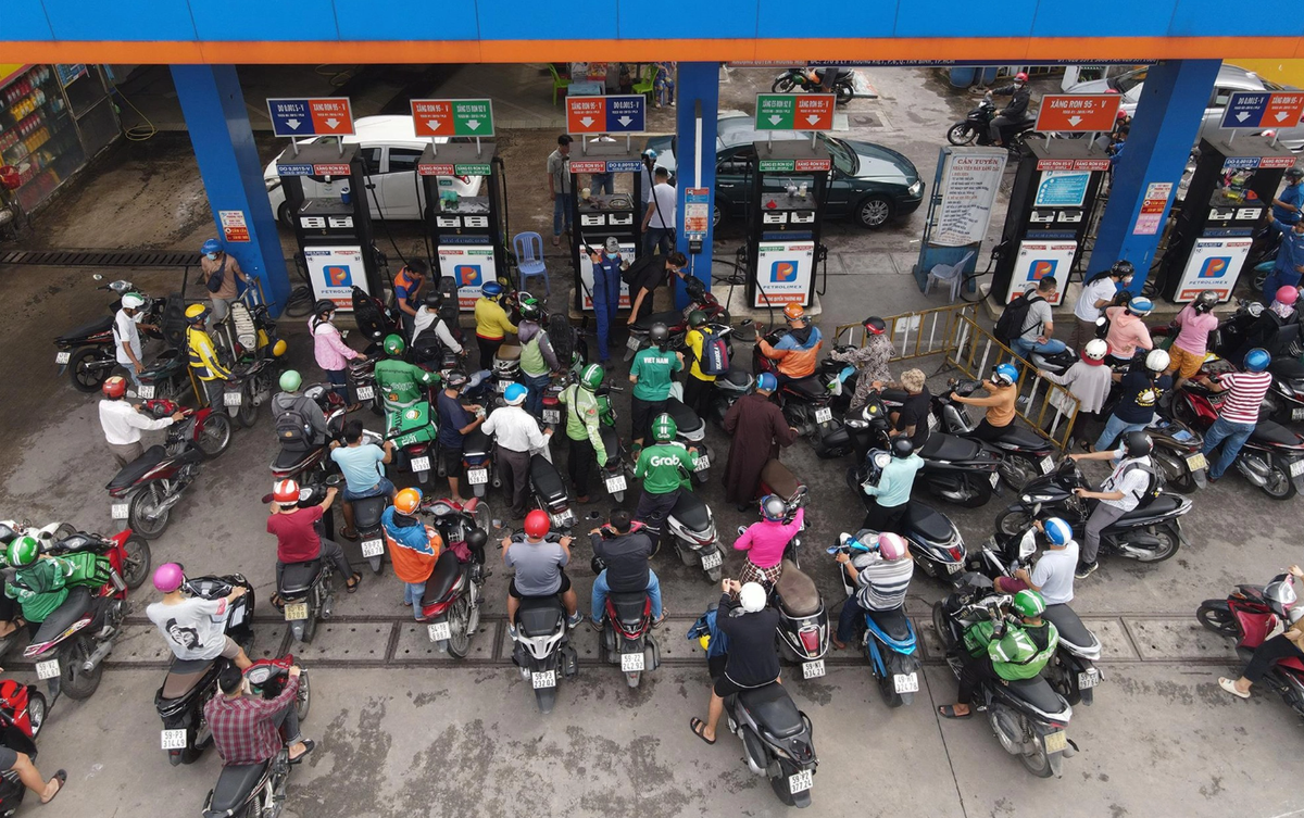 Cơn sốt "thiếu xăng dầu" lan rộng: Người bán, người mua đều mệt mỏi