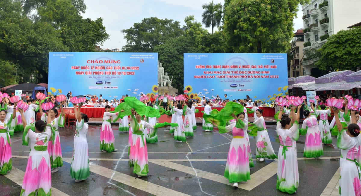 Không khí tươi vui và sôi động tại khu vực Hồ Gươm với các màn đồng diễn thể dục dưỡng sinh đẹp mắt của người cao tuổi