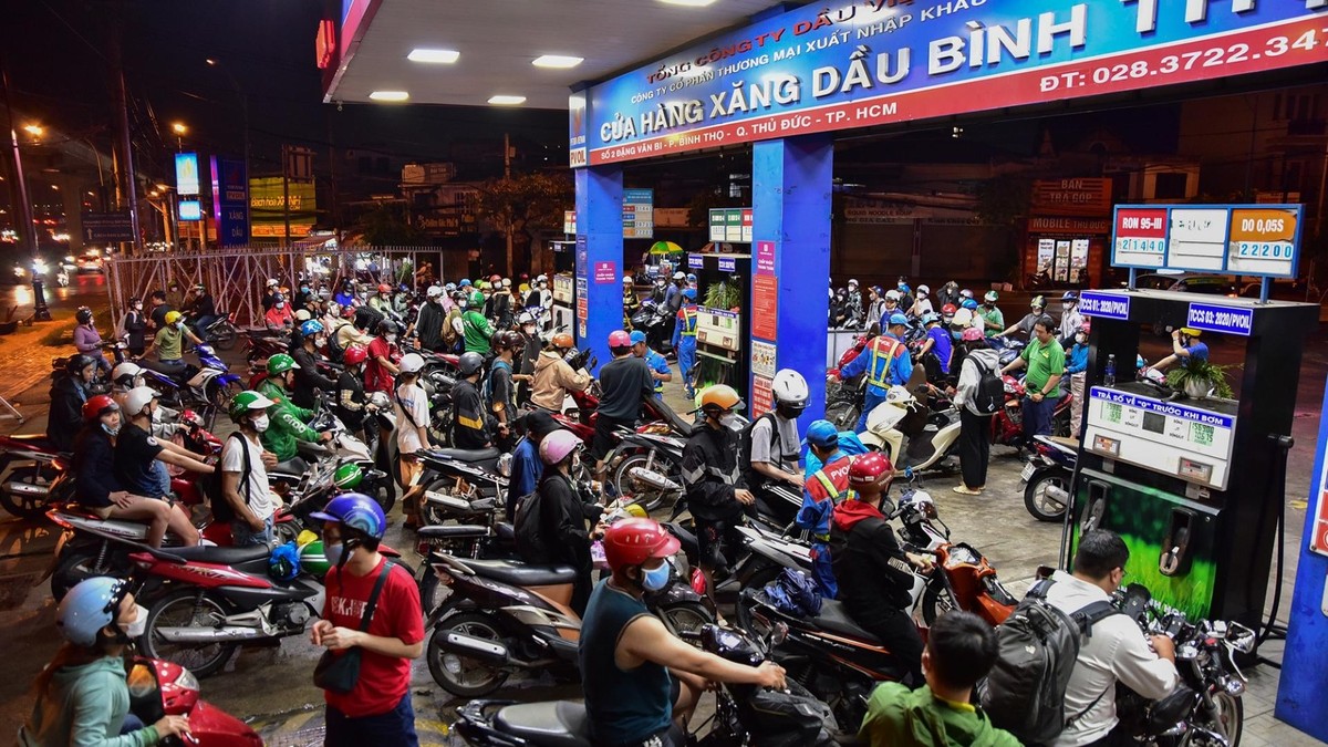 Người dân khó khăn khi mua xăng tại TP.HCM những ngày vừa qua (Ảnh minh họa)