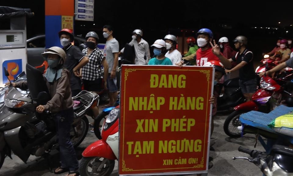 10 ngày sau cuộc khủng hoảng xăng dầu ở TP.HCM, một số cây xăng tiếp tục treo biển hết hàng, tạm ngưng bán. Ảnh: Quỳnh Danh.