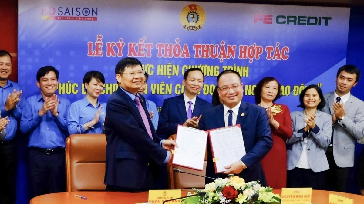 Ông Phan Văn Anh - Phó chủ tịch Tổng liên đoàn lao động Việt Nam (trái) và ông Nguyễn Đình Đức- Phó Tổng Giám đốc HD SAISON thực hiện nghi thức ký kết