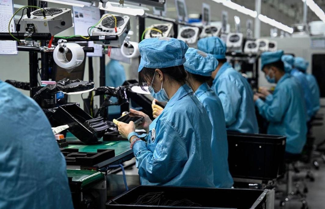 Nhân viên trên dây chuyền lắp ráp điện thoại thông minh tại nhà máy Oppo ở Đông Quan, tỉnh Quảng Đông. Ảnh: AFP.