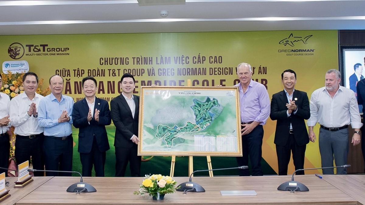 Huyền thoại Greg Norman thực hiện cú swing đầu tiên tại sân golf Văn Lang Empire