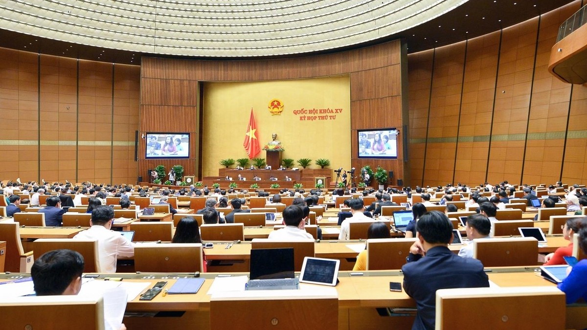 Các đại biểu Quốc hội thảo luận tại hội trường sáng ngày 27/10