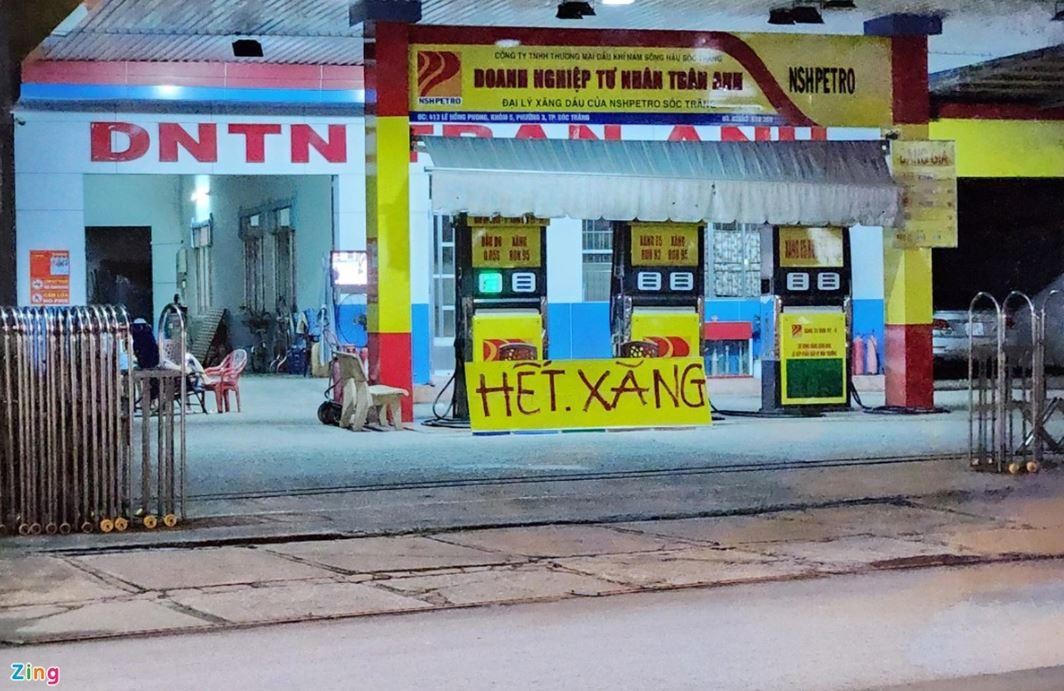 Cây xăng trên đường Lê Hồng Phong, TP Sóc Trăng dựng biển hết xăng vào tối 26/10. Ảnh: Việt Tường.