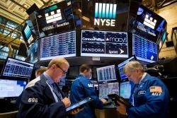 Dow Jones tiếp tục tăng mạnh gần 350 điểm