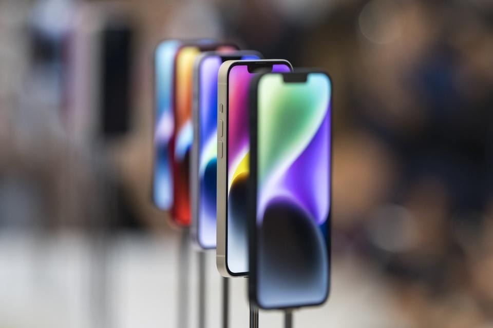 Chuyên gia cho rằng Apple nên thay đổi chiến lược bán hàng để nâng doanh số iPhone 14. Ảnh: Bloomberg.