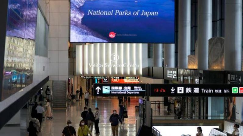 Nhiều cửa hiệu, nhà hàng tại sân bay Narita, Tokyo vẫn còn đóng cửa. Ảnh: AP.