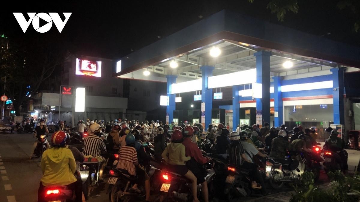 Tối 9/10, người dân ở TP.HCM phải chen chân mua xăng khi nhiều cửa hàng bán cầm chừng hoặc hết nguồn cung đóng cửa nghỉ bán.