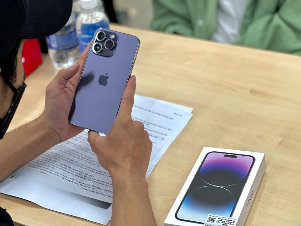 iPhone 14 VN/A vẫn bị đầu cơ dù đã được các đại lý ủy quyền của Apple yêu cầu active máy ngay tại cửa hàng. Ảnh: Thúy Hạnh.