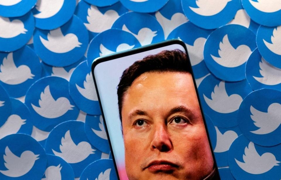 Elon Musk đã gửi giấy tờ thực hiện thủ tục mua lại Twitter cho các nhà đầu tư. Ảnh: Reuters.
