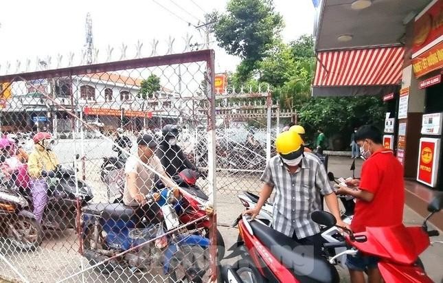 Người dân xếp hàng mua xăng tại một cửa hàng ngày 10/10.