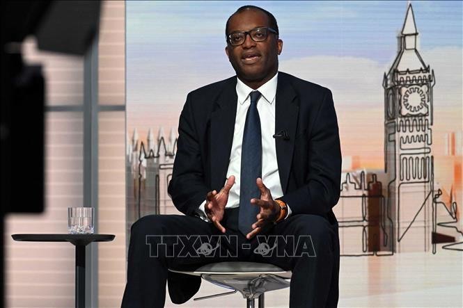 Bộ trưởng Tài chính Anh Kwasi Kwarteng trả lời phỏng vấn tại London. Ảnh: AFP/TTXVN