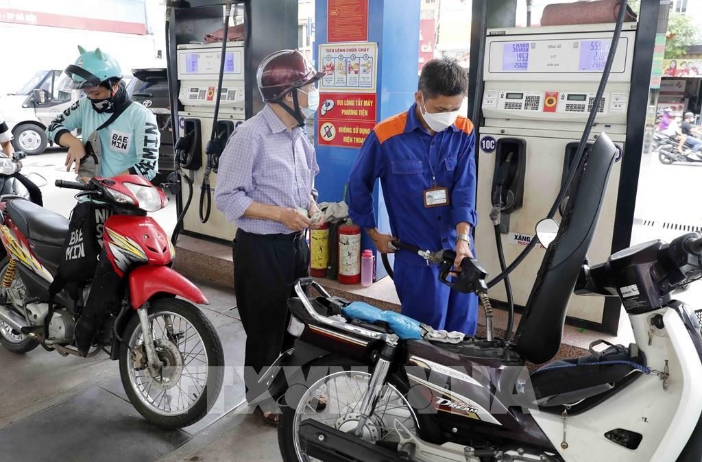 Mặc dù đồng tình với việc giảm thời gian điều giá, song nhiều ý kiến vẫn còn lo ngại việc thả nổi thị trường xăng dầu. Ảnh: Trần Việt - TTXVN