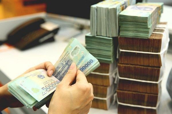 Có tiền, nhà đầu tư nên gửi ngân hàng hay mua bất động sản? Ảnh minh họa.