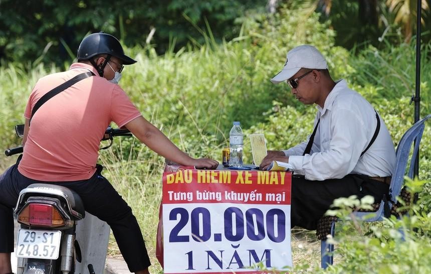 Nhiều người cho rằng, sản phẩm bảo hiểm bắt buộc với xe máy chỉ mang lại lợi ích cho các công ty bảo hiểm.