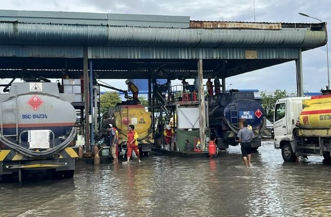Xe bồn nhận hàng tại Tổng kho Xăng dầu của NSH Petro.