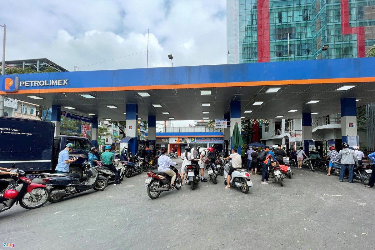 Mất vài phút để đổ xăng ở Hà Nội