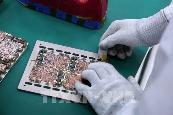 Trong lĩnh vực sản xuất sản phẩm công nghệ hiện nay không thể thiếu chất bán dẫn. Ảnh: TTXVN
