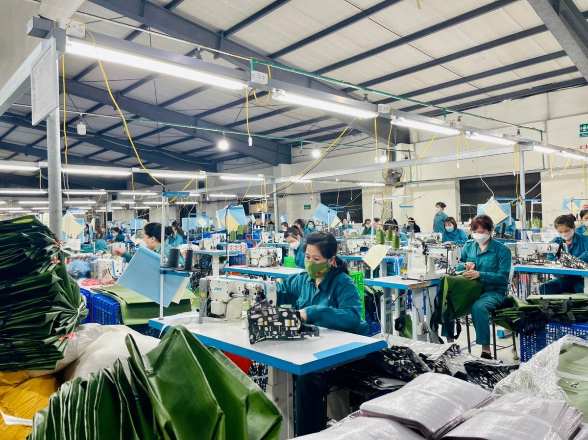 Dây chuyền may tại Công ty TNHH một thành viên 76 - Z76 (Bộ Quốc phòng).