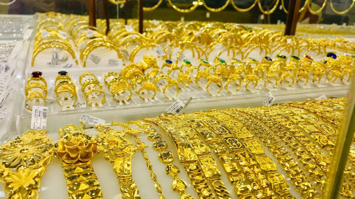 Giá vàng SJC đi ngang bất chấp vàng thế giới lao dốc mạnh