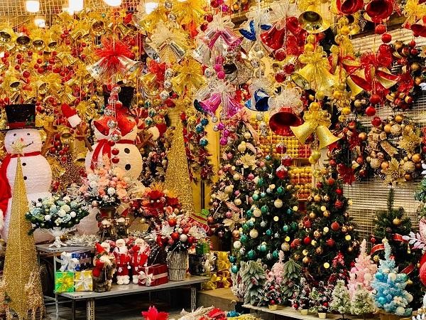 Sôi động thị trường phụ kiện trang trí dịp Giáng sinh