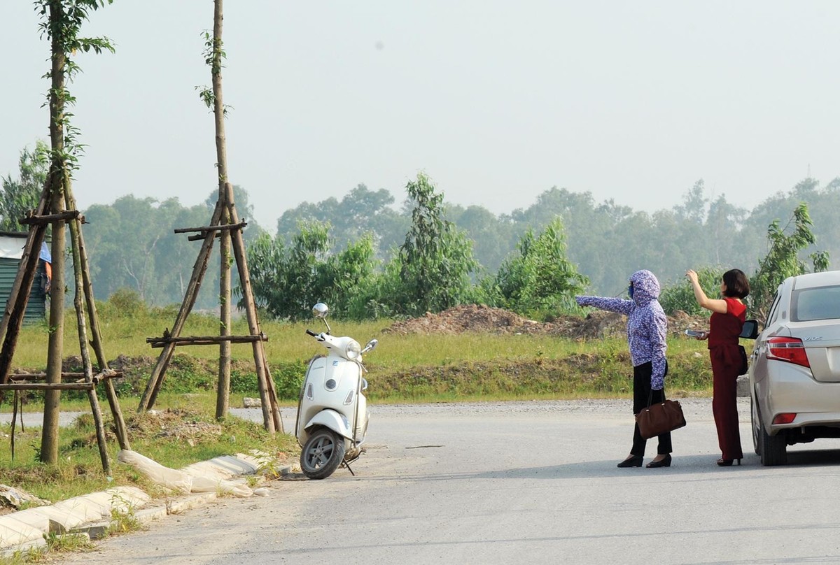 Môi giới đưa khách hàng đi xem “hàng ngộp”. Ảnh: Dũng Minh