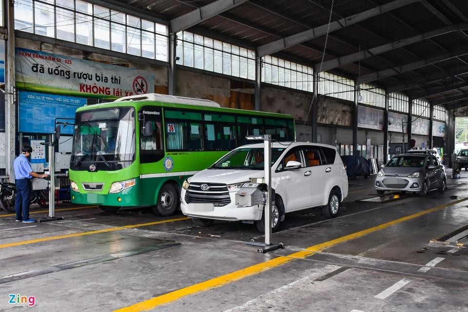 Có hơn 21.000 ôtô sẽ hết hạn đăng kiểm tại thời điểm đầu năm 2023. Ảnh: Hoàng Phạm.