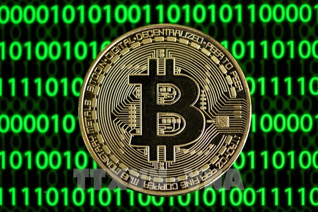 Biểu tượng đồng Bitcoin tại Dortmund, miền Tây Đức. Ảnh: AFP/TTXVN
