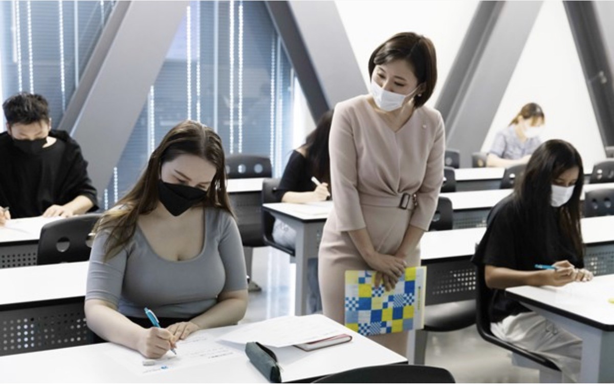Sinh viên tốt nghiệp các trường đại học hàng đầu thế giới ở lại Nhật Bản trong hai năm để tìm việc làm. Ảnh minh họa: nikkei