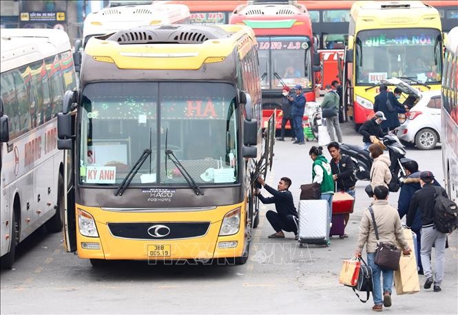 Hành khách đến Bến xe Nước Ngầm rời Hà Nội, chiều 19/1. Ảnh: Hoàng Hiếu/TTXVN