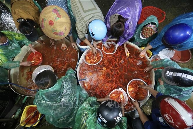 Sôi động thị trường phục vụ lễ cúng ông Công, ông Táo