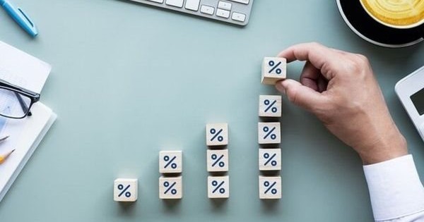 Người gửi tiền đua nhau tìm banker có thể hỗ trợ gửi tiền lãi suất cao và không ngần ngại mặc cả để được mức cao nhất