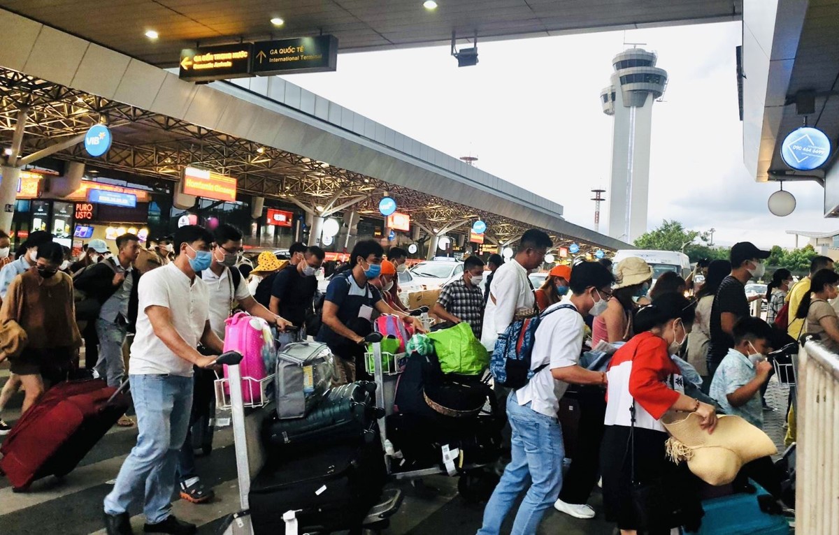 Hành khách tại Sân bay Tân Sơn Nhất. Ảnh tư liệu: Hoàng Tuyết - Mạnh Linh/Báo Tin tức
