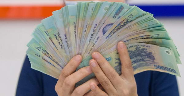 Thưởng tết trăm triệu, lại không có thời gian tiêu, Banker đành gửi lại tiền cho ngân hàng