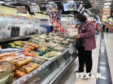 Nhà bán lẻ dành riêng khu giới thiệu thực phẩm đặc sản Tết Quý Mão 2023. (Ảnh: Mỹ Phương/TTXVN)