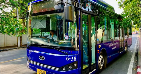 Một chiếc xe buýt điện chạy trên đường phố Bangkok ngày 24/12