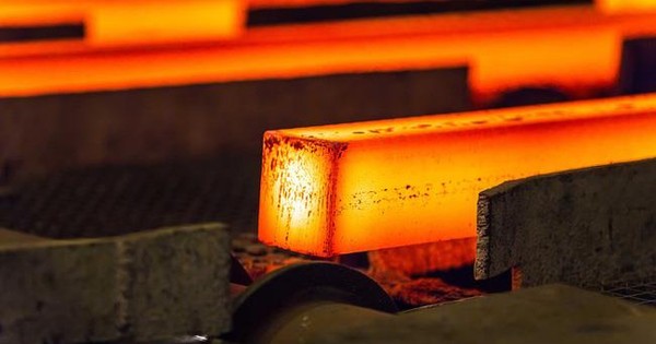 Giá thép thế giới nóng lên từng ngày, vì sao cổ phiếu thép chững lại?