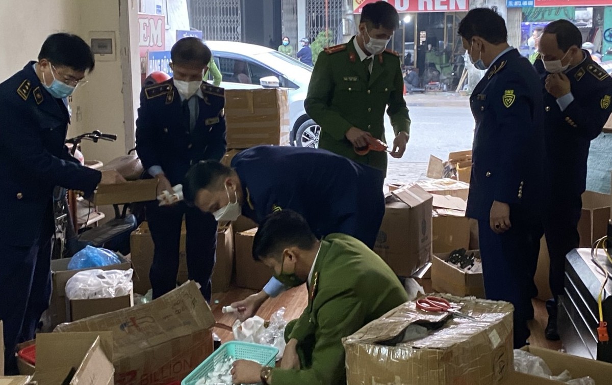 Lực lượng QLTT và công an phối hợp kiểm tra tại hiện trường - Ảnh: Cục QLTT tỉnh Hải Dương