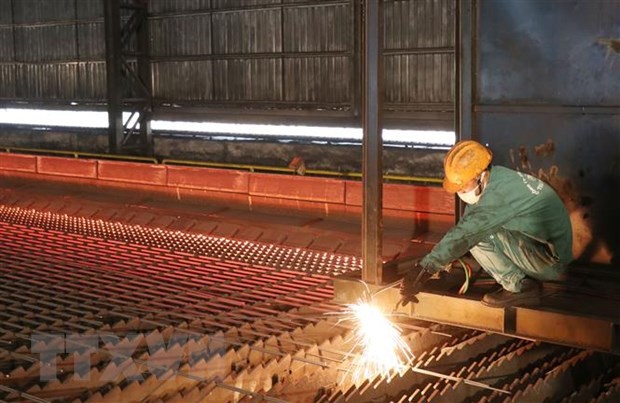 Công nhân Nhà máy cán thép Thái Trung - CTCP Gang thép Thái Nguyên lấy mẫu thép thành phẩm sau khi cán. Ảnh: Hoàng Nguyên/TTXVN