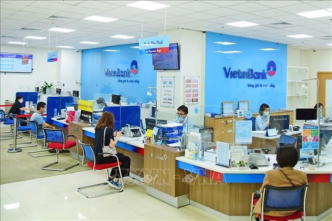 Khách hàng giao dịch tại VietinBank. Ảnh: Trần Việt/TTXVN