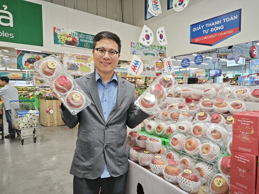 Ông Kwak Byung Il, Giám đốc Marketing phụ trách mảng nông sản quận Uiseong với táo Fuji tại MM Mega Mart An Phú