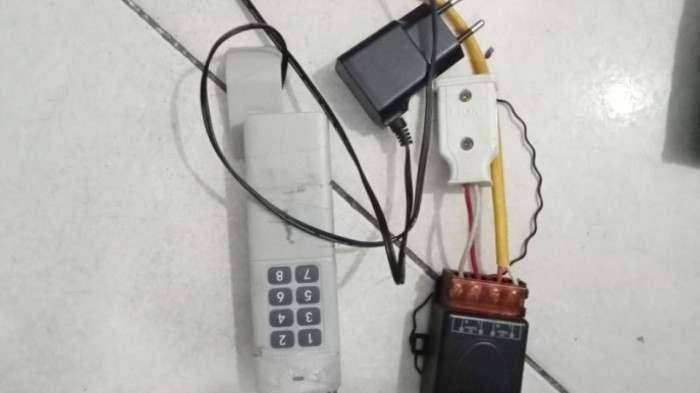 Thiết bị điều khiển từ xa bằng vô tuyến để bật, tắt máy bơm nước tự động gây nhiễu sóng. Ảnh: Cục Tần số vô tuyến điện