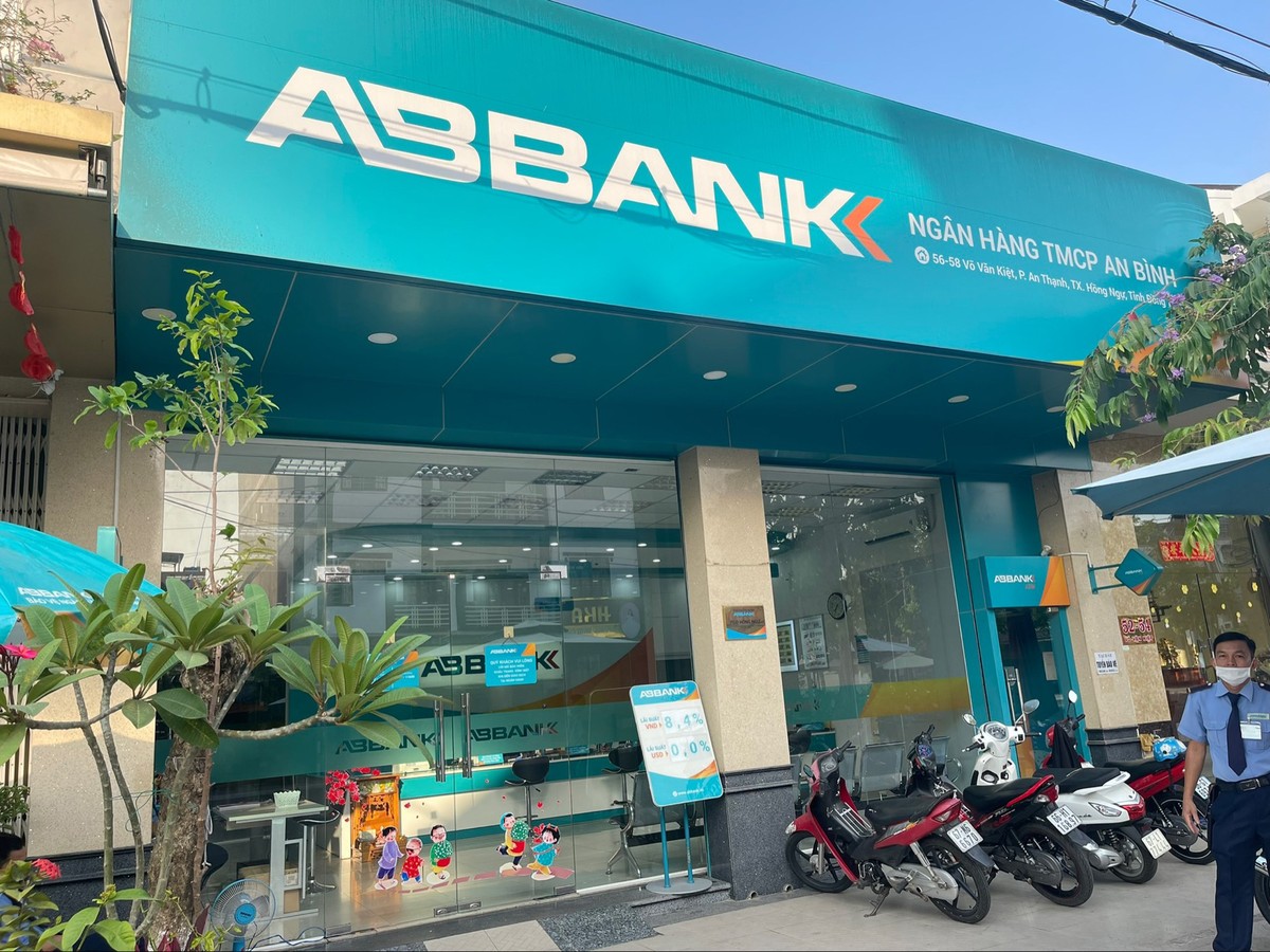 Theo ước tính, việc tắt các thiết bị điện chiếu sáng hệ thống biển hiệu, biển quảng cáo giúp ABBANK tiết kiệm gần 40.000 KW điện.