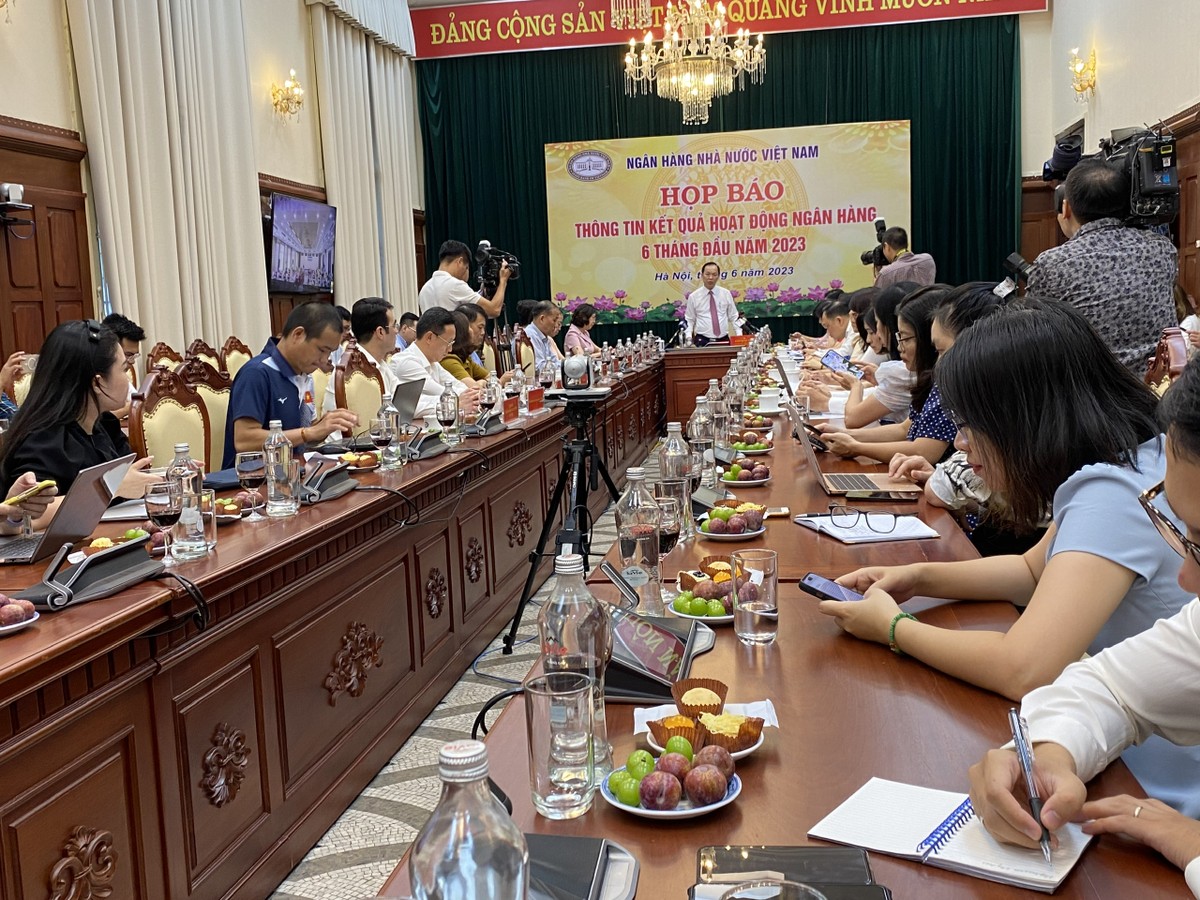 Phó Thống đốc NHNN Đào Minh Tú phát biểu tại cuộc họp.