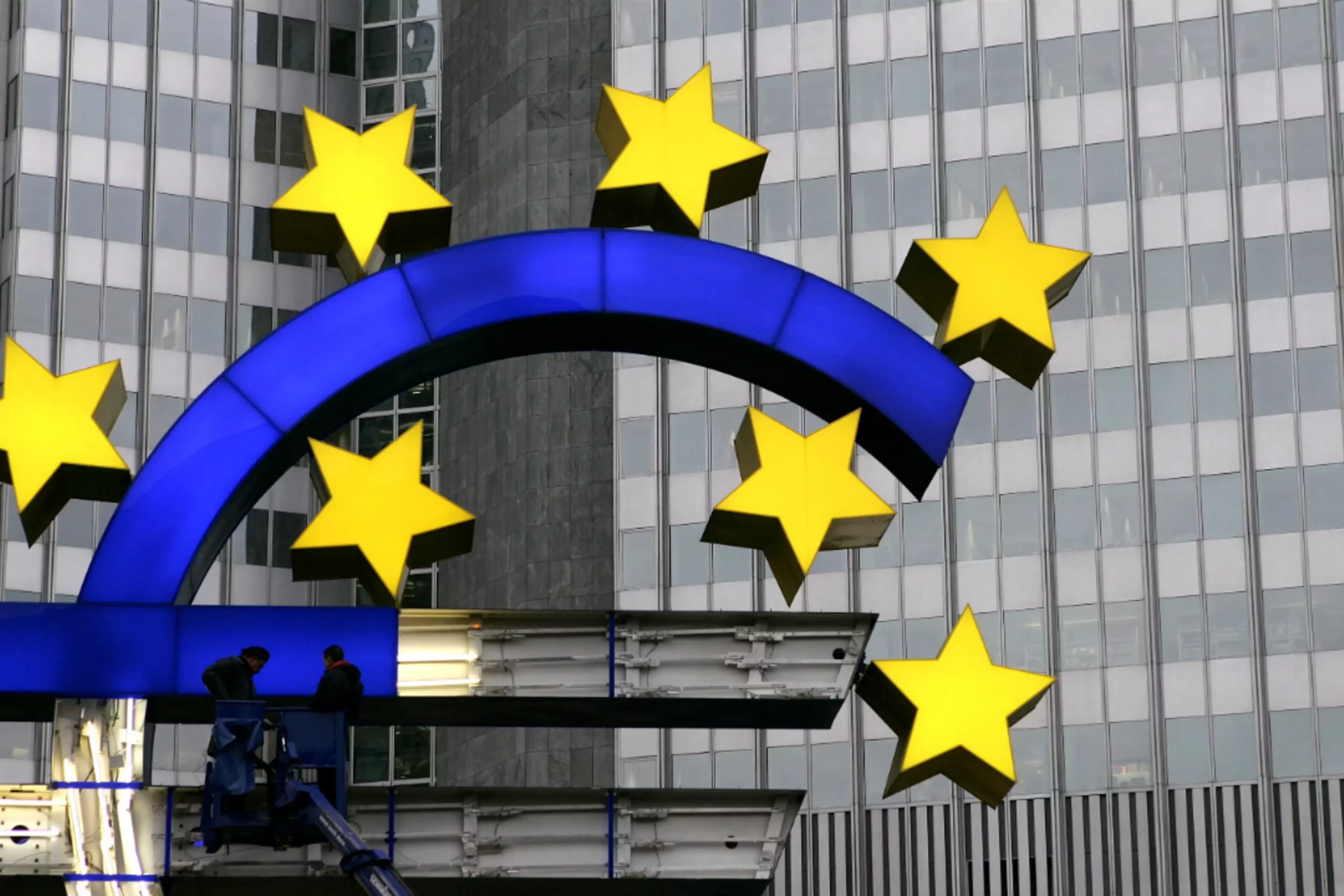 ECB nhiều khả năng đi ngược xu hướng tạm dừng tăng lãi suất của Fed