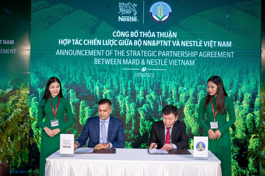 Ông Nguyễn Đỗ Anh Tuấn - Vụ trưởng Vụ Hợp tác Quốc tế, Bộ NN-PTNT (bên phải) và ông Binu Jacob, Tổng giám đốc Nestlé Việt Nam tại lễ ký kết biên bản ghi nhớ hợp tác