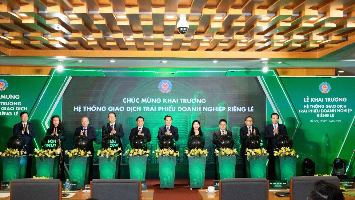 Phó Thủ tướng Lê Minh Khái cùng các lãnh đạo thực hiện nghi thức khai trương hệ thống TPDNRL sáng 19/7.
